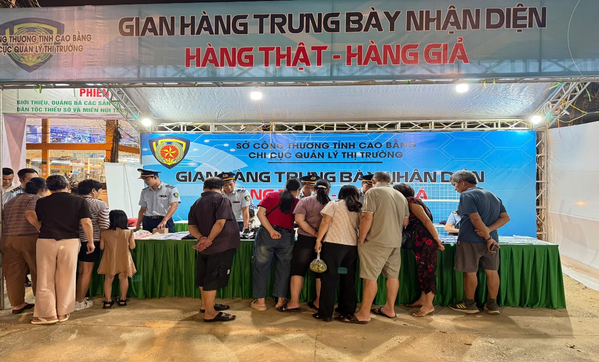 Chi cục QLTT tỉnh Cao Bằng tổ chức gian hàng trưng bày, nhận diện hàng thật, hàng giả